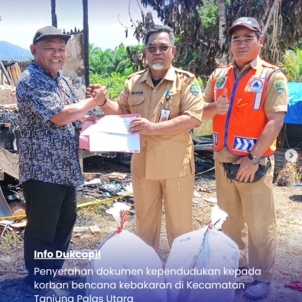Cepat Tanggap Bencana, Dukcapil Bulungan Serahkan Dokumen Kependudukan Kepada Korban Kebakaran