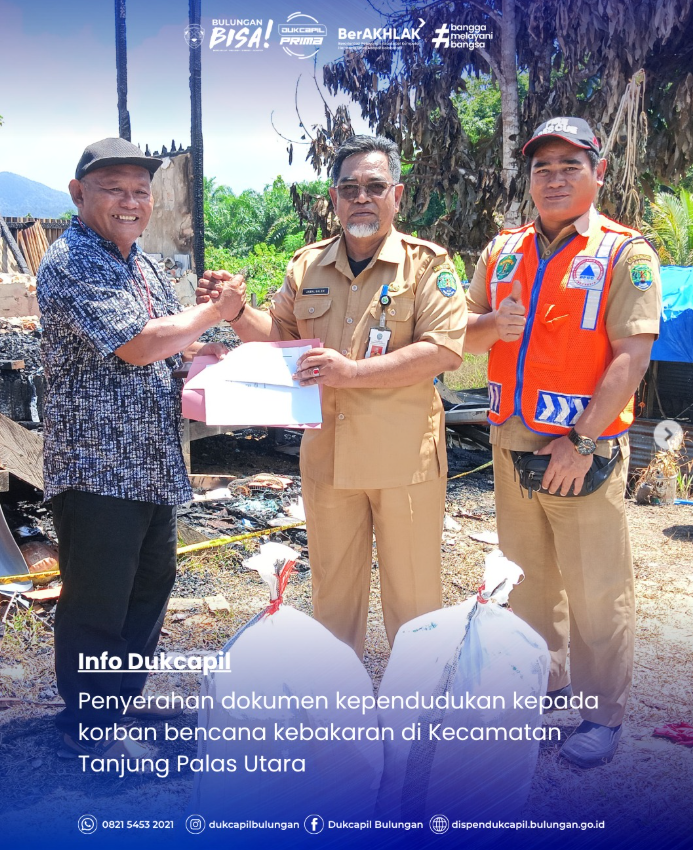 Cepat Tanggap Bencana, Dukcapil Bulungan Serahkan Dokumen Kependudukan Kepada Korban Kebakaran