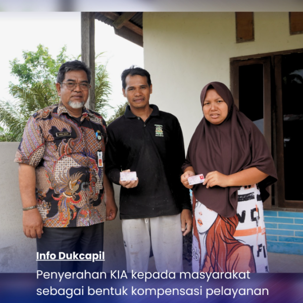 Kompensasi Pelayanan: Dukcapil Bulungan Serahkan Kartu Identitas Anak (KIA) Kepada Warga